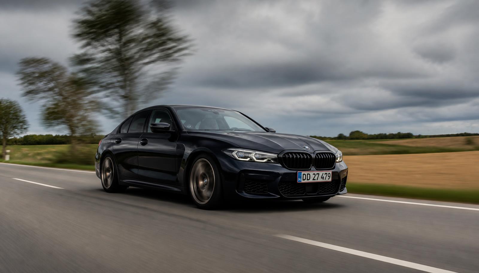 Sort sportssedan i fart på en dansk landevej