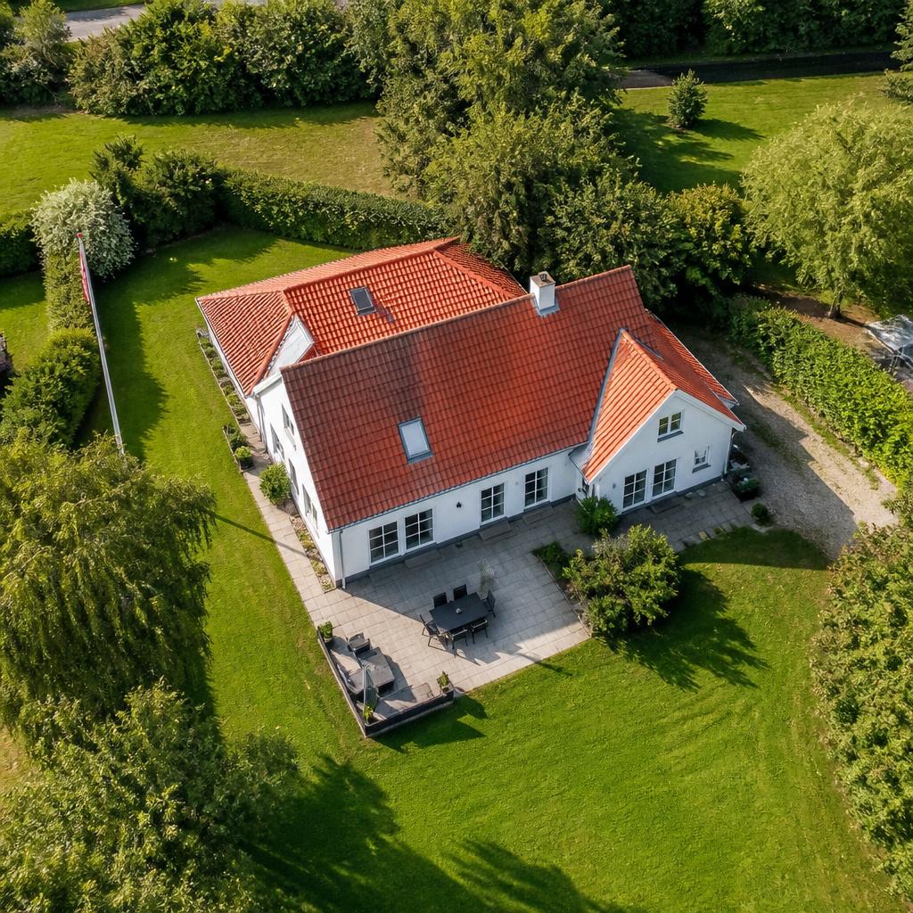 Luftfoto af skandinavisk villa med have